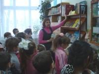 Основные задачи школьной библиотеки:
• Обеспечение участникам образовательного процесса(обучающимся, педагогическим работникам) доступа к информации, культурным ценностям посредством использования библиотечно-информационных ресурсов школы
• Воспитание культурного и гражданского самосознания, содействие в социализации учащихся, развитии их творческого потенциала
• Формирование у школьников информационной культуры и культуры чтения
• Создание комфортной библиотечной среды

- общий книжный фонд библиотеки составляет 20080 экз.,
      в том числе:
    - учебники – 5468 экз.
    - справочная литература (энциклопедии, словари, справочники) – 350 экз.
    - художественная, научная и научно-познавательная литература -14262 экз
    - учебно-методическая – 1137 экз.
    - фонд медиаизданий составляет 375 экз. дисков.

http://khb-school-29.edusite.ru/p15aa1.html